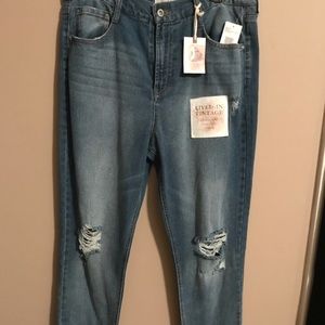 Jessica’s Simpson destroyed boyfriend jeans.